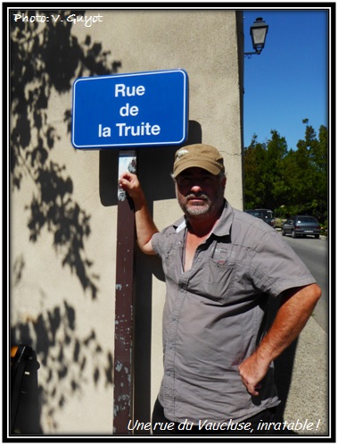 Herv davant une rue du Vaucluse, inratable : la rue de la truite !